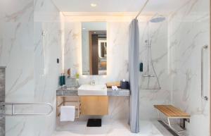 Baðherbergi á DoubleTree by Hilton Jakarta Bintaro Jaya