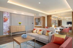 sala de estar con sofá y mesa en Doubletree By Hilton Jakarta Bintaro Jaya en Serpong