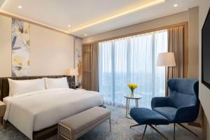 Rúm í herbergi á DoubleTree by Hilton Jakarta Bintaro Jaya