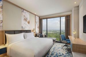 Rúm í herbergi á DoubleTree by Hilton Jakarta Bintaro Jaya