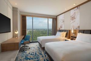 Rúm í herbergi á DoubleTree by Hilton Jakarta Bintaro Jaya