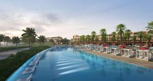 uma piscina num resort com cadeiras brancas e palmeiras em Zemi Miches All-Inclusive Resort, Curio Collection By Hilton em Miches