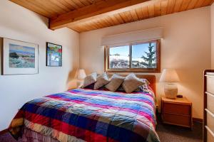 Postel nebo postele na pokoji v ubytování Crested Butte Mountain Resort Properties