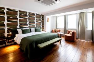 una camera da letto con un letto grande con una coperta verde di Hotel 'T Sandt ad Anversa