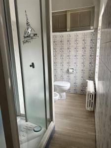 uma casa de banho com um WC e uma cabina de duche em vidro. em SWEET APT Piazza Statuto 9 Deluxe NEL PIENO CENTRO DI TORINO em Turim