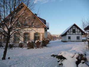ein Haus mit Schnee auf dem Boden davor in der Unterkunft Gasthof Ziegelhof in Eichenwinden