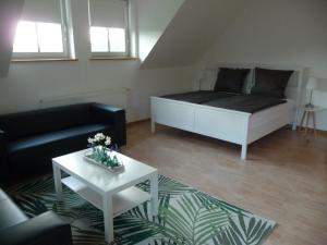 - un salon avec un lit et une table basse dans l'établissement Gasthof Ziegelhof, à Eichenwinden
