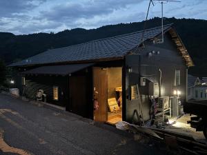 una casa con la puerta abierta en una calle en Tokurajyo - Vacation STAY 15842 en Akiruno