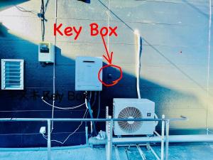 una caja de llaves y un ventilador en la pared en Tokurajyo - Vacation STAY 15842 en Akiruno