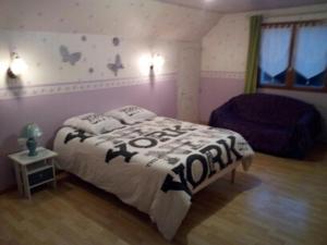 サン・ヴァレリー・シュル・ソンムにあるChambre d’hôteのベッドルーム1室(ベッド1台、白黒の毛布付)