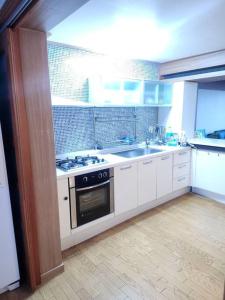 cocina con fogones y fregadero en house for rest, en Geoje