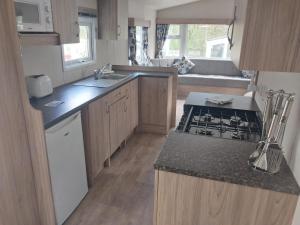 Kuchyňa alebo kuchynka v ubytovaní Tree tops - 2 bedroom static caravan with decking