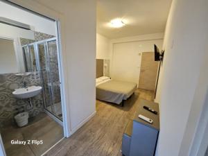La salle de bains est pourvue d'un lit et d'un lavabo. dans l'établissement Hotel Annalisa, à Riccione