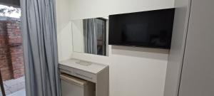 金伯利的住宿－Hub Accomodation，一间带电视和镜子的客厅