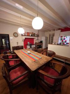 cocina con mesa de madera y algunas sillas en Villa du Cerney - Lac des Settons, en Moux-en-Morvan