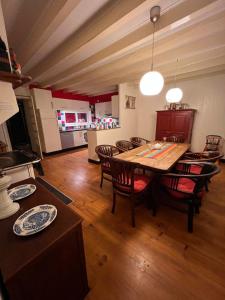 eine Küche und ein Esszimmer mit einem Tisch und Stühlen in der Unterkunft Villa du Cerney - Lac des Settons in Moux-en-Morvan