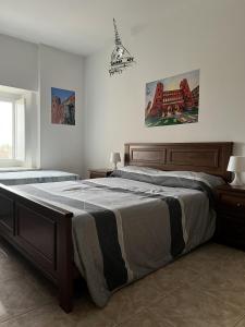 um quarto com uma cama grande num quarto em SWEET APT Piazza Statuto 9 Deluxe NEL PIENO CENTRO DI TORINO em Turim