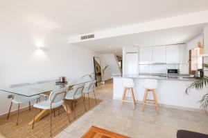a kitchen and dining room with a table and chairs at Higuerón Rental Altos Duplex in Benalmádena