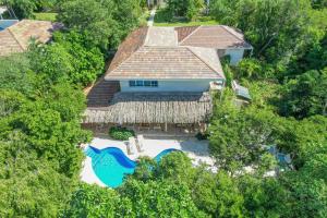 プンタ・カナにある5-Bedroom Pool Villa for up to 10 people in Puntacana Resort & Clubのプールと木々のある家の頭上