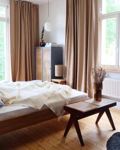 a bedroom with a bed and a coffee table at Design Apartments "Hier war Goethe nie" in Weimar