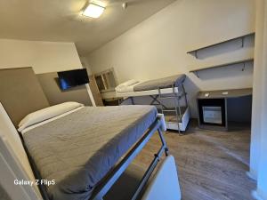 - une chambre à l'hôpital avec 2 lits superposés et une cheminée dans l'établissement Hotel Annalisa, à Riccione