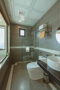 La salle de bains est pourvue de toilettes et d'un lavabo. dans l'établissement Sapa Yen Hotel, à Sa Pa