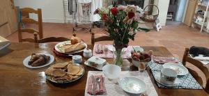 einen Esstisch mit einem Thanksgiving-Essen, in der Unterkunft Rêves et Chaudrons in Vicq-Exemplet