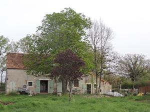 ein altes weißes Haus mit einem Baum auf dem Feld in der Unterkunft Rêves et Chaudrons in Vicq-Exemplet