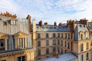 a group of buildings with chimneys on top of them at GuestReady - Spacious Bright flat near Louvre in Paris