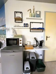 uma pequena cozinha com um micro-ondas e um frigorífico em Ruhe Oase am Riesrand em Unterschneidheim