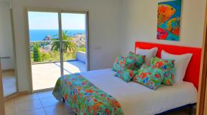 sypialnia z łóżkiem i widokiem na ocean w obiekcie Villa Andalucia, Piscine Chauffée w mieście La Ciotat