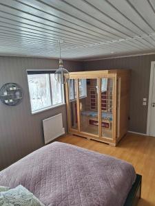 - une chambre avec un lit et une armoire dans l'établissement Dimond cottage, à Laxamýri