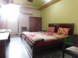 um quarto com uma cama grande num quarto em Hotel Da Ville em Abbottabad