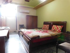 Un dormitorio con una cama grande en una habitación. en Hotel Da Ville, en Abbottābād