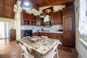 a kitchen with a table and chairs in a room at 259 - La casetta di Dany, nel verde di Casarza a 15 minuti dal mare in Casarza Ligure