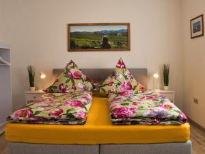 een bed met twee kussens in een kamer bij Ferienwohnung Gute Zeit in Ruhla