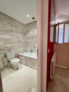 een badkamer met een toilet en een bad bij 40€/j شقة غرفة نوم 1 في فيلا حي النصر in Ariana