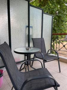 una mesa y sillas en un patio en Διαμέρισμα με θέα σε πάρκο!, en Serres