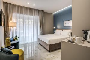 une chambre d'hôtel avec un lit et un bureau dans l'établissement The Oasis, à Naples
