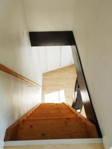 una escalera en una casa con suelo de madera en id200 Østergade 3, 6800 Varde, en Varde