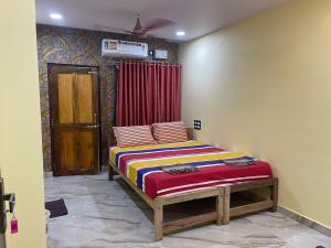 古卡納的住宿－Nimmu House，红色窗帘的房间的一张床位