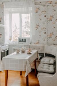 Ruang duduk di Comfortable apartments on Hrushevskogo street near 16 city hospital +7 gambar