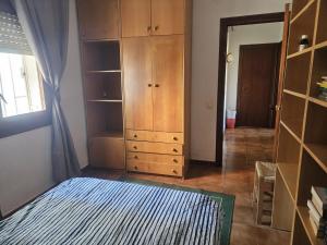 1 dormitorio con 1 cama, vestidor y armario en CASA CUNIT, en Cunit