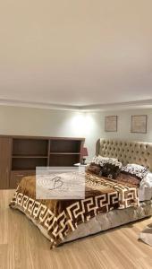 1 dormitorio con 1 cama grande con colcha grande en Studio duplex chic et luxueux au maarif, en Casablanca