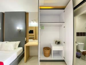 Кровать или кровати в номере Phoomjai Service Apartment