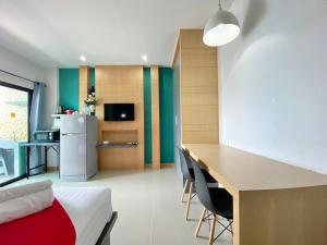 Η κουζίνα ή μικρή κουζίνα στο Chalong - Studio Service Apartment - Phoomjai