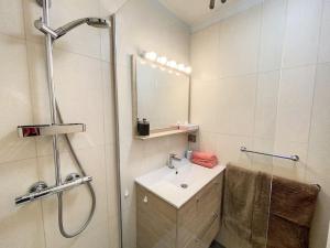 uma casa de banho com um lavatório e um chuveiro com um espelho. em Le Stadium - 2 pers - Proche Centre - Mouans-Sartoux em Mouans-Sartoux