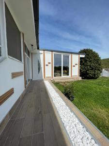 a house with a walkway next to a building at Diamona Lux Spa Apartman in Niš