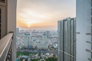 VINHOMES LANDMARK CONDOTEL SUITE في مدينة هوشي منه: منظر المدينة من المبنى
