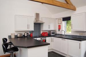 Kuchyň nebo kuchyňský kout v ubytování Morvoren Cottage